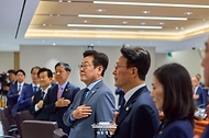 이재명 대통령이 9일 서울 용산 대통령실 청사에서 열린 제41회 국무회의에서 국민의례를 하고 있다.