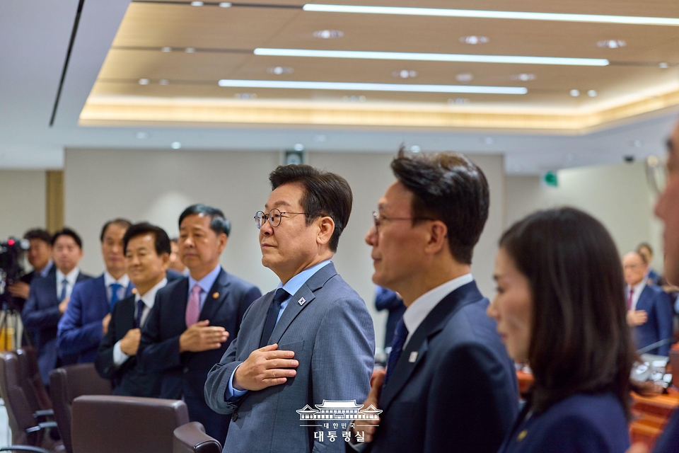 이재명 대통령이 9일 서울 용산 대통령실 청사에서 열린 제41회 국무회의에서 국민의례를 하고 있다.