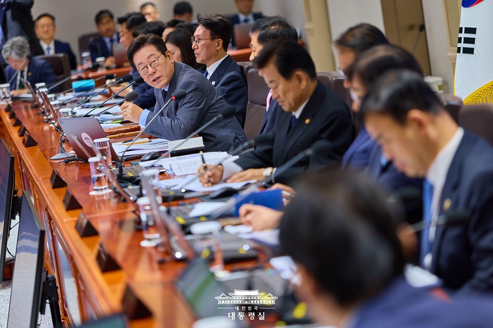 이재명 대통령이 9일 서울 용산 대통령실 청사에서 열린 제41회 국무회의에서 발언을 하고 있다.