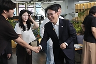 김민석 국무총리가 10일 성북구 한국예술종합학교 석관동 캠퍼스에서 열린 '미래대화 1·2·3#문화' 제3차  K-토론나라에서 문화 분야 청년들과 대화를 나누고 있다.