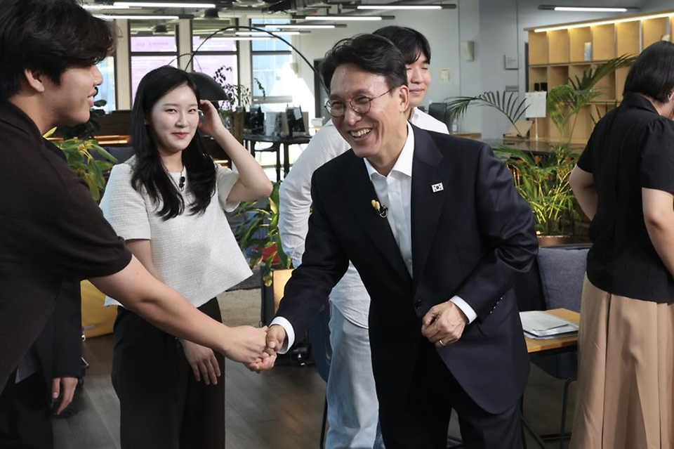 김민석 국무총리가 10일 성북구 한국예술종합학교 석관동 캠퍼스에서 열린 '미래대화 1·2·3#문화' 제3차  K-토론나라에서 문화 분야 청년들과 대화를 나누고 있다.