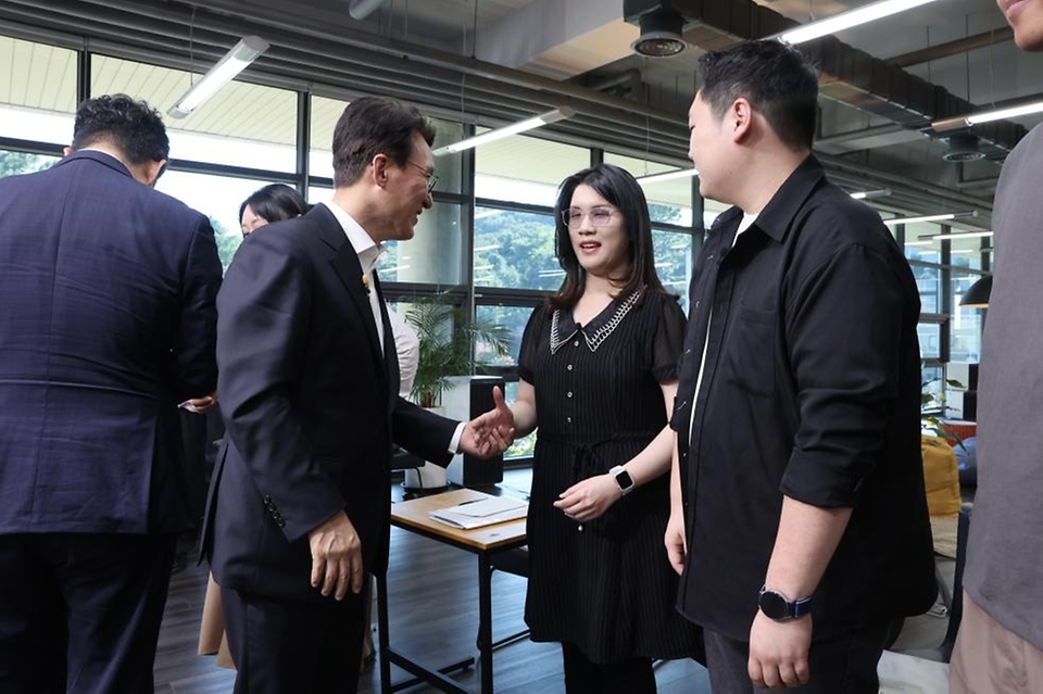 김민석 국무총리가 10일 성북구 한국예술종합학교 석관동 캠퍼스에서 열린 '미래대화 1·2·3#문화' 제3차  K-토론나라에서 문화 분야 청년들과 대화를 나누고 있다.