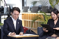 김민석 국무총리가 10일 성북구 한국예술종합학교 석관동 캠퍼스에서 열린 '미래대화 1·2·3#문화' 제3차  K-토론나라에서 문화 분야 청년들과 대화를 나누고 있다.