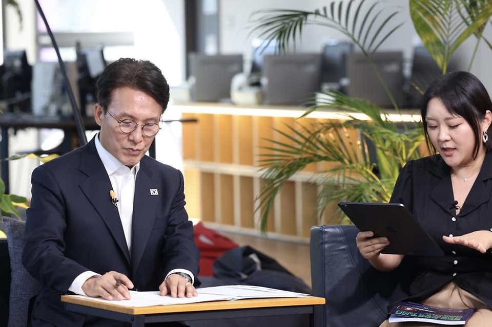 김민석 국무총리가 10일 성북구 한국예술종합학교 석관동 캠퍼스에서 열린 '미래대화 1·2·3#문화' 제3차  K-토론나라에서 문화 분야 청년들과 대화를 나누고 있다.