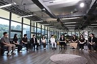 김민석 국무총리가 10일 성북구 한국예술종합학교 석관동 캠퍼스에서 열린 '미래대화 1·2·3#문화' 제3차  K-토론나라에서 문화 분야 청년들과 대화를 나누고 있다.