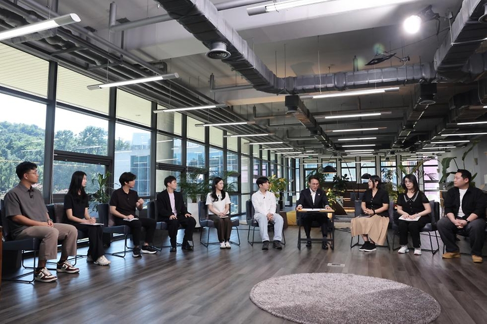 김민석 국무총리가 10일 성북구 한국예술종합학교 석관동 캠퍼스에서 열린 '미래대화 1·2·3#문화' 제3차  K-토론나라에서 문화 분야 청년들과 대화를 나누고 있다.