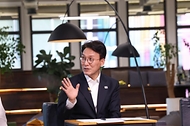 김민석 국무총리가 10일 성북구 한국예술종합학교 석관동 캠퍼스에서 열린 '미래대화 1·2·3#문화' 제3차  K-토론나라에서 문화 분야 청년들과 대화를 나누고 있다.
