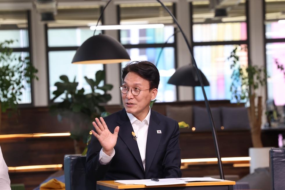 김민석 국무총리가 10일 성북구 한국예술종합학교 석관동 캠퍼스에서 열린 '미래대화 1·2·3#문화' 제3차  K-토론나라에서 문화 분야 청년들과 대화를 나누고 있다.