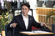 김민석 국무총리가 10일 성북구 한국예술종합학교 석관동 캠퍼스에서 열린 '미래대화 1·2·3#문화' 제3차  K-토론나라에서 문화 분야 청년들과 대화를 나누고 있다.