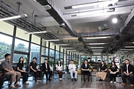 김민석 국무총리가 10일 성북구 한국예술종합학교 석관동 캠퍼스에서 열린 '미래대화 1·2·3#문화' 제3차  K-토론나라에서 문화 분야 청년들과 대화를 나누고 있다.