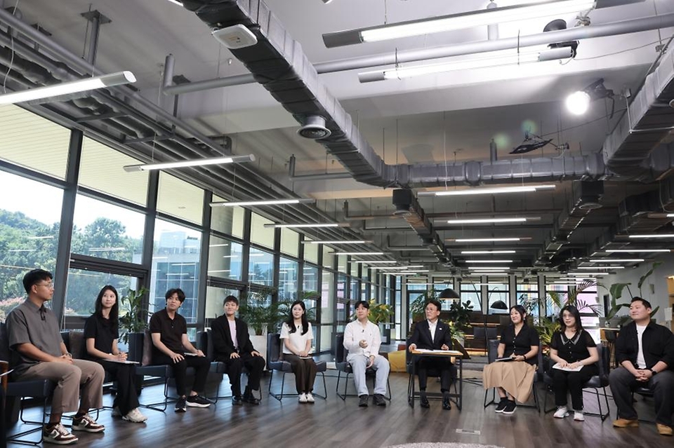 김민석 국무총리가 10일 성북구 한국예술종합학교 석관동 캠퍼스에서 열린 '미래대화 1·2·3#문화' 제3차  K-토론나라에서 문화 분야 청년들과 대화를 나누고 있다.