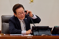 이재명 대통령이 11일 서울 용산 대통령실 청사 집무실에서 도날드 투스크 폴란드 총리와 전화 통화하고 있다.