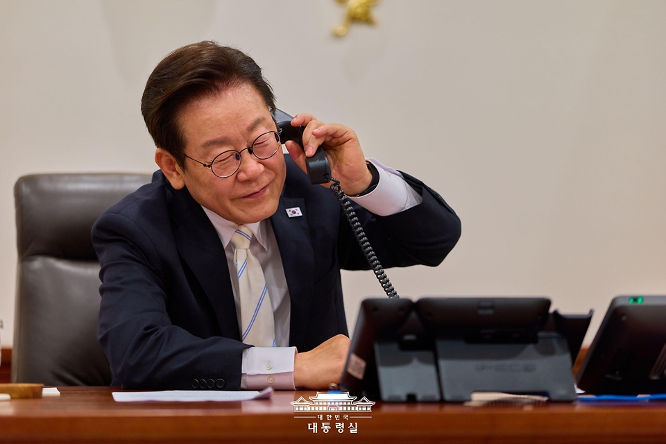 이재명 대통령이 11일 서울 용산 대통령실 청사 집무실에서 도날드 투스크 폴란드 총리와 전화 통화하고 있다.