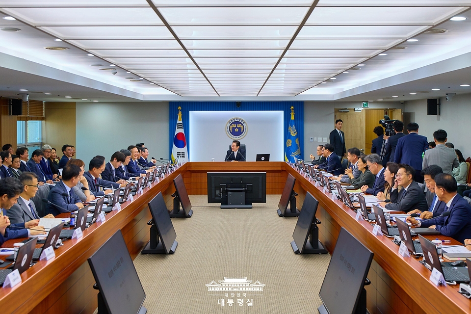 이재명 대통령이 11일 서울 용산 대통령실 청사에서 열린 수석·보좌관 회의에서 발언하고 있다.