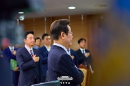이재명 대통령이 11일 서울 용산 대통령실 청사에서 열린 수석·보좌관 회의에서 국민의례를 하고 있다.