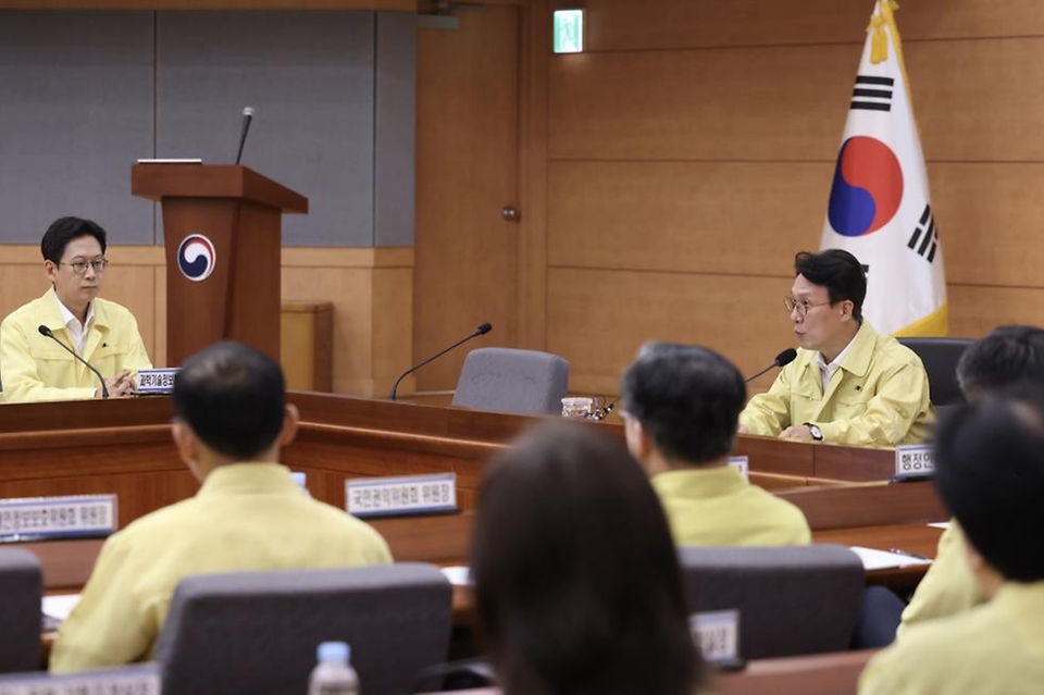 김민석 국무총리가 12일 세종대로 정부서울청사서 열린 을지연습 사후강평회의를 주재하고 있다.