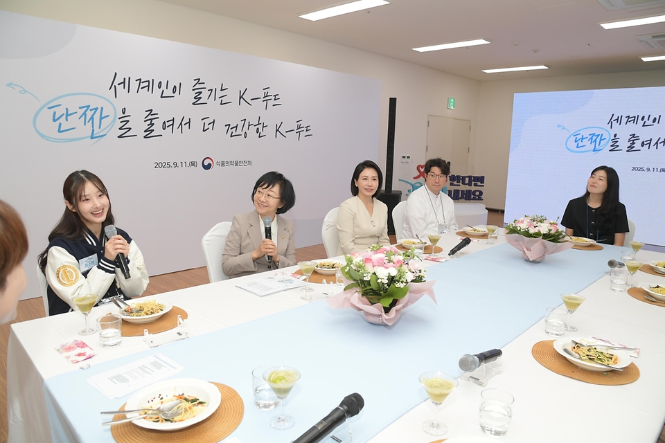 오유경 처장이 11일 서울 광진구 세종대학교 대양AI센터에서 나트륨·당을 줄인 건강한 식생활 실천 및 확산을 위해 김혜경 여사와 함께 '제14회 나트륨·당을 줄인 삼삼한 요리 경연대회'를 개최했다.