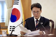 김민석 국무총리가 12일 세종대로 정부서울청사에서 열린 제9차 자살예방정책위원회 회의를 주재하고 있다.