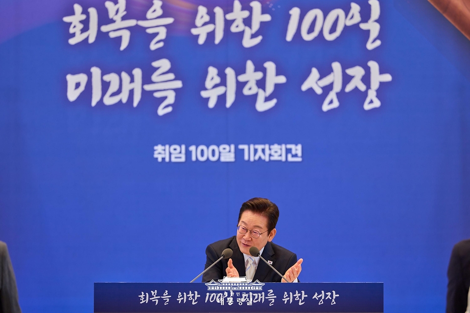 이재명 대통령이 11일 청와대 영빈관에서 열린 취임 100일 기자회견 '회복을 위한 100일, 미래를 위한 성장'에서 기자들의 질문에 답변하고 있다.