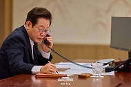 이재명 대통령이 11일 서울 용산 대통령실 청사 집무실에서 도날드 투스크 폴란드 총리와 전화 통화하고 있다.