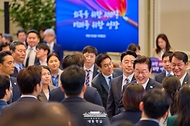 이재명 대통령이 11일 청와대 영빈관에서 열린 취임 100일 기자회견 '회복을 위한 100일, 미래를 위한 성장'에서 기자들과 인사하고 있다.