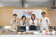 오유경 처장이 11일 서울 광진구 세종대학교 대양AI센터에서 나트륨·당을 줄인 건강한 식생활 실천 및 확산을 위해 김혜경 여사와 함께 '제14회 나트륨·당을 줄인 삼삼한 요리 경연대회'를 개최했다.