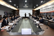 김민석 국무총리가 11일 경기도 용인시 처인구 용인 반도체 클러스터에서 열린 현장 간담회에서 모두 발언을 하고 있다.