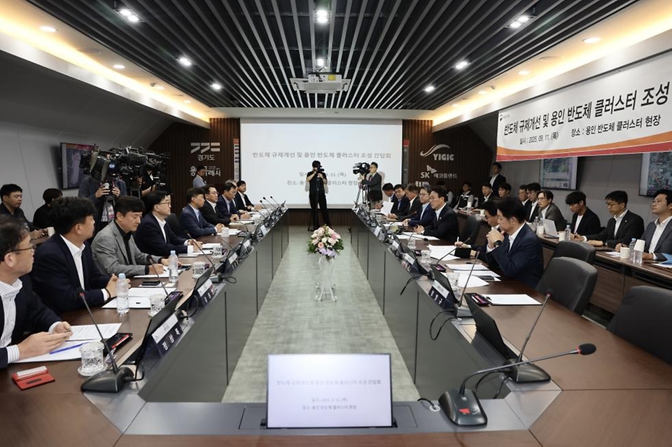 김민석 국무총리가 11일 경기도 용인시 처인구 용인 반도체 클러스터에서 열린 현장 간담회에서 모두 발언을 하고 있다.