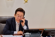 이재명 대통령이 11일 서울 용산 대통령실 청사 집무실에서 도날드 투스크 폴란드 총리와 전화 통화하고 있다.