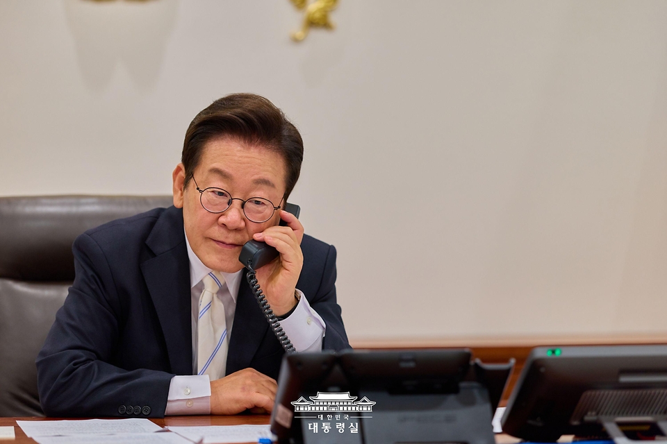 이재명 대통령이 11일 서울 용산 대통령실 청사 집무실에서 도날드 투스크 폴란드 총리와 전화 통화하고 있다.