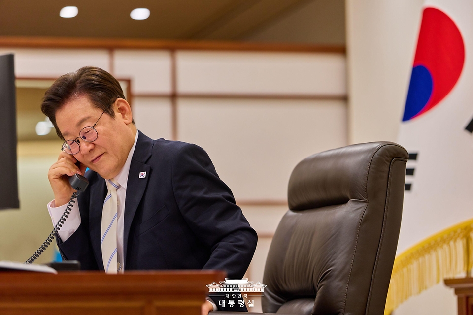 이재명 대통령이 11일 서울 용산 대통령실 청사 집무실에서 에마뉘엘 마크롱 프랑스 대통령과 전화 통화하고 있다.