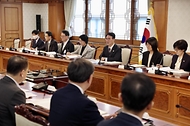 김민석 국무총리가 12일 세종대로 정부서울청사에서 열린 제9차 자살예방정책위원회 회의를 주재하고 있다.