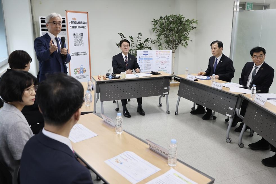 김민석 국무총리가 12일 중구 자살예방상담 시설인 한국생명존중희망재단을 방문, 전화 상담사 격려 및 간담회를 주재하고 있다.