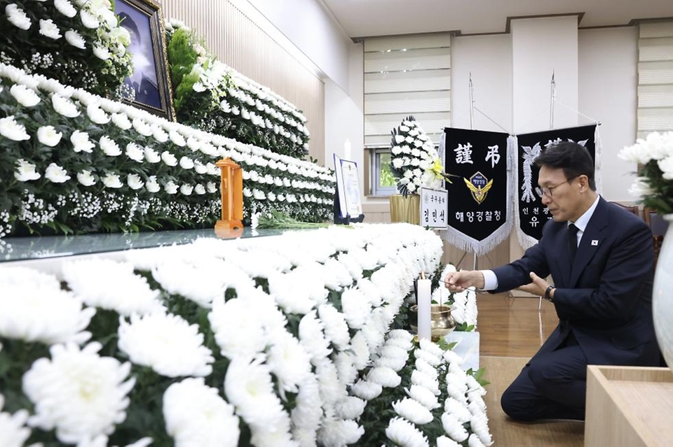 김민석 국무총리가 11일 인천 동구 한 장례식장에 마련된 해경 고(故) 이재석 경장 빈소를 찾아 조문을 하고 있다.