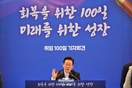 이재명 대통령이 11일 청와대 영빈관에서 열린 취임 100일 기자회견 '회복을 위한 100일, 미래를 위한 성장'에서 기자들의 질문에 답변하고 있다.