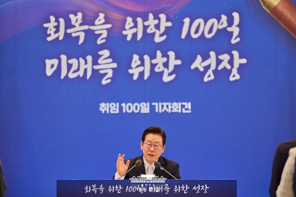 이재명 대통령이 11일 청와대 영빈관에서 열린 취임 100일 기자회견 '회복을 위한 100일, 미래를 위한 성장'에서 기자들의 질문에 답변하고 있다.