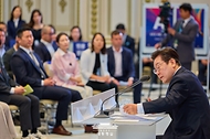 이재명 대통령이 11일 청와대 영빈관에서 열린 취임 100일 기자회견 '회복을 위한 100일, 미래를 위한 성장'에서 기자들의 질문에 답변하고 있다.
