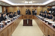 김민석 국무총리가 12일 세종대로 정부서울청사에서 열린 제9차 자살예방정책위원회 회의를 주재하고 있다.