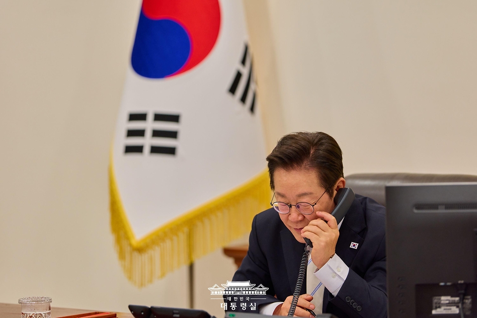 이재명 대통령이 11일 서울 용산 대통령실 청사 집무실에서 도날드 투스크 폴란드 총리와 전화 통화하고 있다.