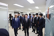 김민석 국무총리가 12일 중구 자살예방상담 시설인 한국생명존중희망재단을 방문, 전화 상담사 격려 및 간담회를 주재하고 있다.