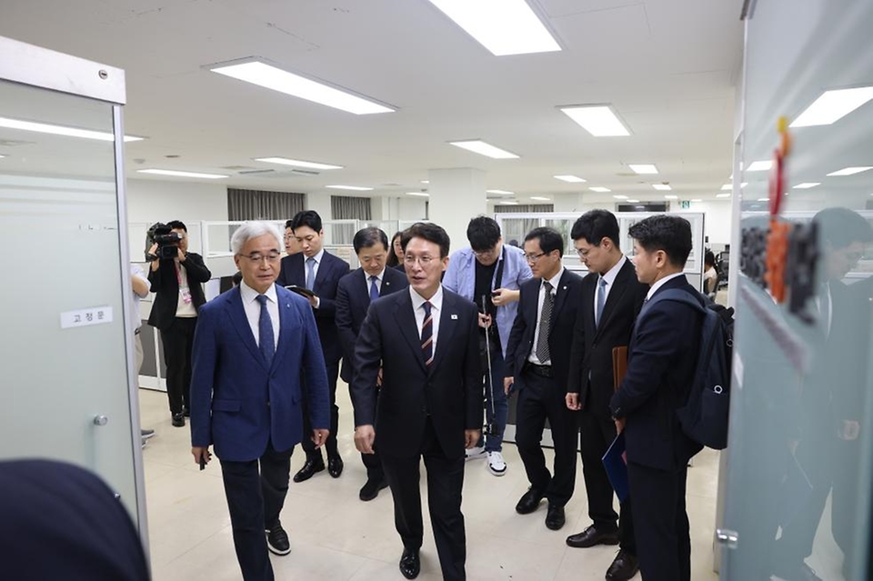 김민석 국무총리가 12일 중구 자살예방상담 시설인 한국생명존중희망재단을 방문, 전화 상담사 격려 및 간담회를 주재하고 있다.