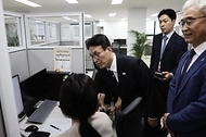 김민석 국무총리가 12일 중구 자살예방상담 시설인 한국생명존중희망재단을 방문, 전화 상담사 격려 및 간담회를 주재하고 있다.