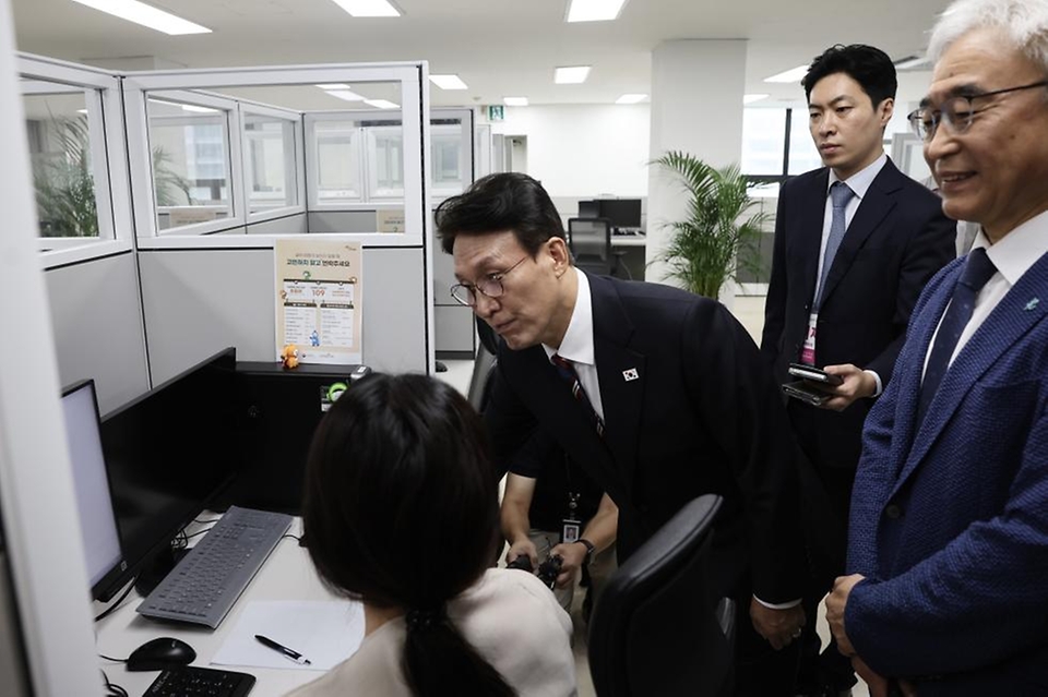 김민석 국무총리가 12일 중구 자살예방상담 시설인 한국생명존중희망재단을 방문, 전화 상담사 격려 및 간담회를 주재하고 있다.