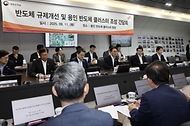 김민석 국무총리가 11일 경기도 용인시 처인구 용인 반도체 클러스터에서 열린 현장 간담회에서 모두 발언을 하고 있다.