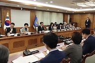 김민석 국무총리가 12일 세종대로 정부서울청사에서 열린 제9차 자살예방정책위원회 회의를 주재하고 있다.