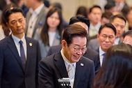 이재명 대통령이 11일 청와대 영빈관에서 열린 취임 100일 기자회견 '회복을 위한 100일, 미래를 위한 성장'에서 기자들과 인사하고 있다.