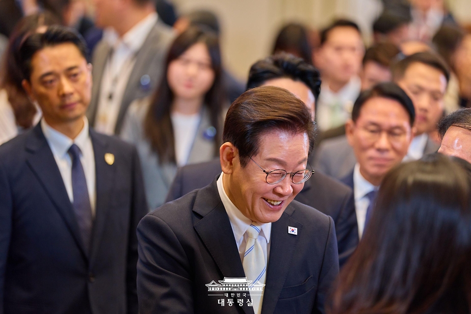 이재명 대통령이 11일 청와대 영빈관에서 열린 취임 100일 기자회견 '회복을 위한 100일, 미래를 위한 성장'에서 기자들과 인사하고 있다.