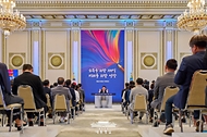 이재명 대통령이 11일 청와대 영빈관에서 열린 취임 100일 기자회견 '회복을 위한 100일, 미래를 위한 성장'에서 기자들의 질문에 답변하고 있다.