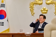 이재명 대통령이 11일 서울 용산 대통령실 청사 집무실에서 에마뉘엘 마크롱 프랑스 대통령과 전화 통화하고 있다.