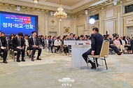 이재명 대통령이 11일 청와대 영빈관에서 열린 취임 100일 기자회견 '회복을 위한 100일, 미래를 위한 성장'에서 기자들의 질문에 답변하고 있다.